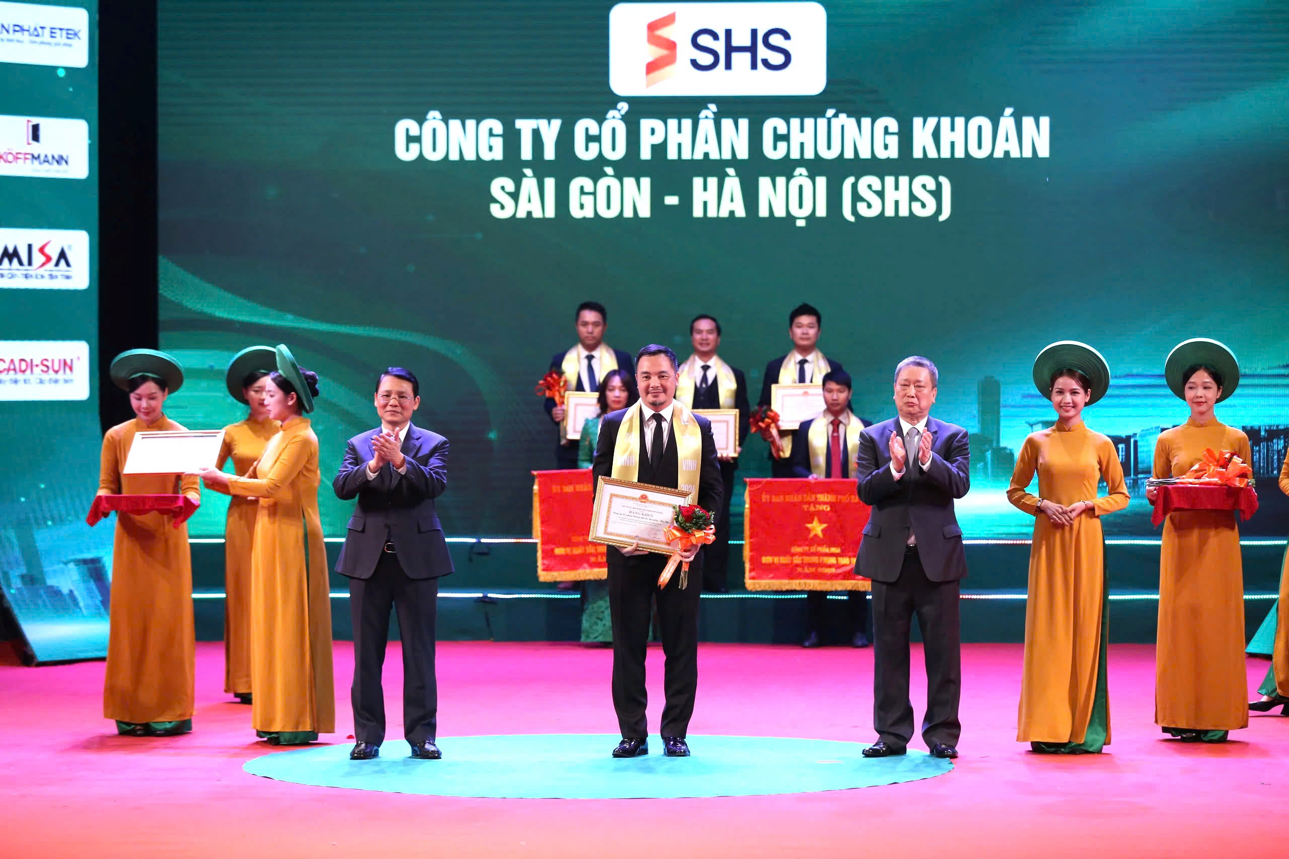 Ông Nguyễn Chí Thành – Tổng Giám đốc SHS (đứng giữa hàng thứ nhất) đại diện SHS vinh dự nhận Bằng khen